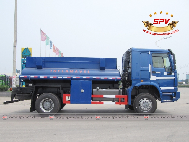 Side view of 4X4 Fuel Tank Truck Side view of 4X4 Fuel Tank Truck
